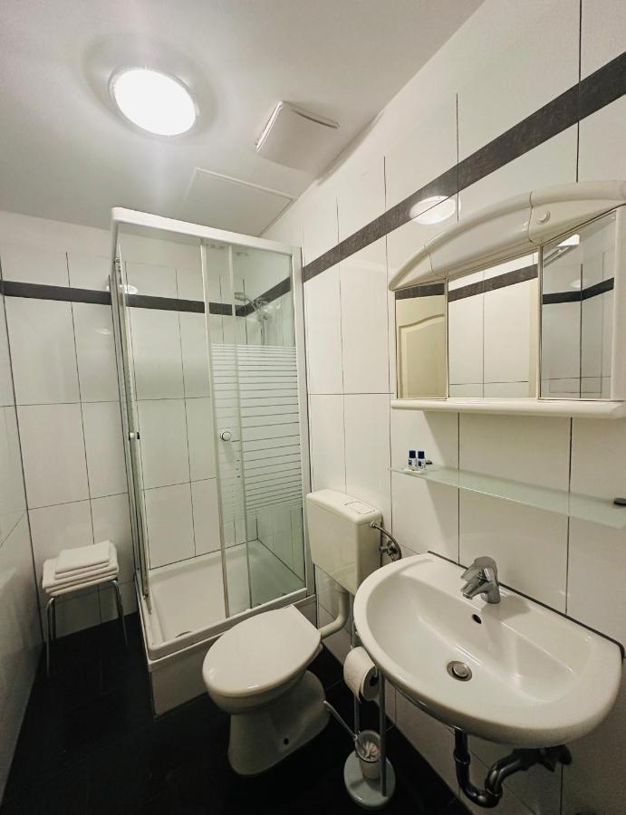 Double Room,1498562845:JPEG